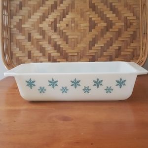 Rare Pyrex Turquoise Snowflake pattern dish